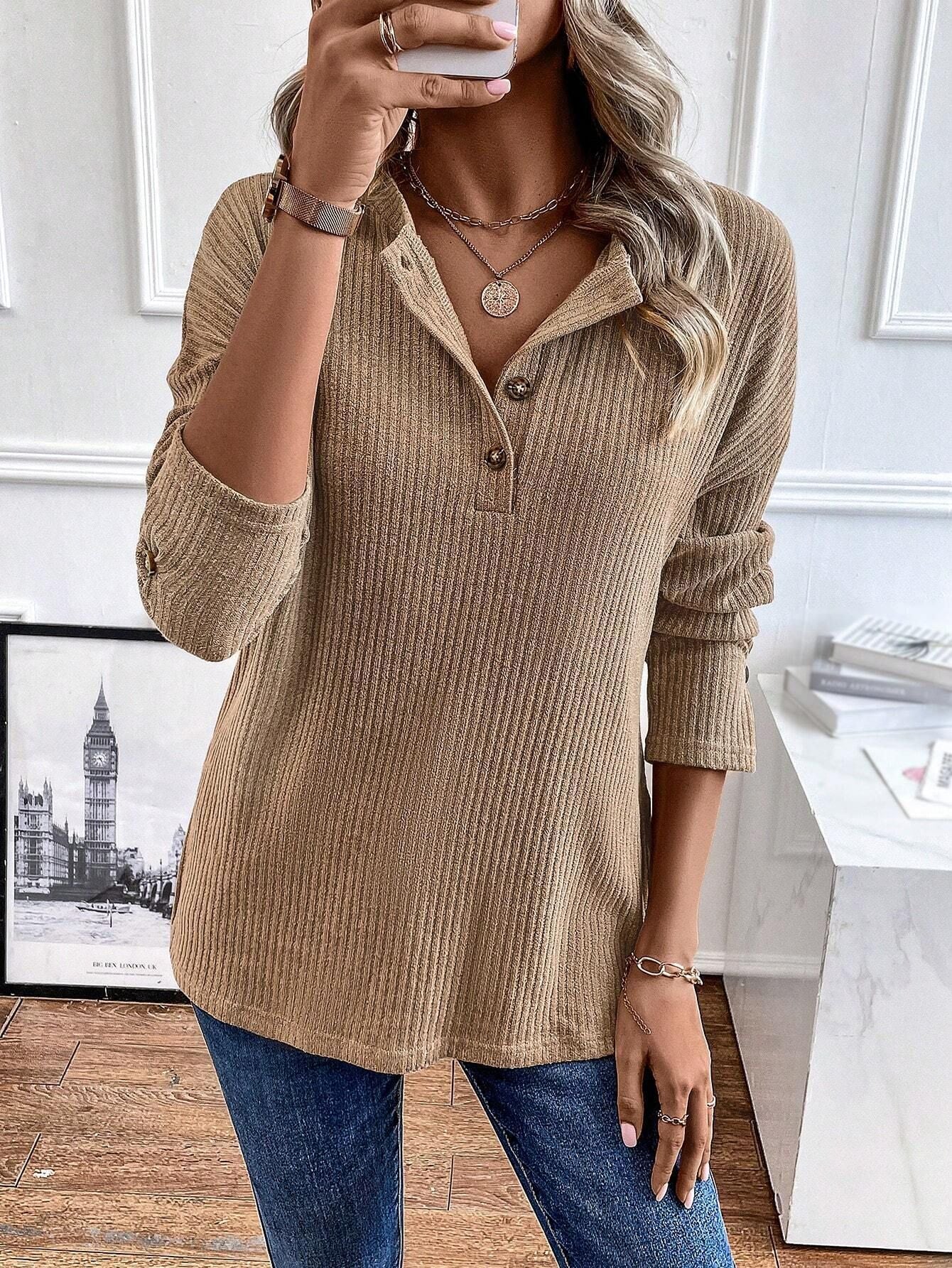 Lia – Blusa de punto canalé ligero con cuello Henley y botones